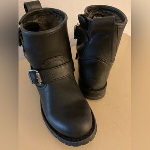 Frye women black rubber shearling engineer moto short boots size 7